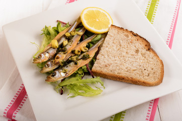 stint on salad with garlic and parsley, a slice of bread and lem