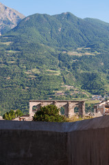 Obraz premium Aosta, Valle d'Aosta, Italia: vista delle rovine dell'Anfiteatro romano, datato dagli archeologi intorno al I secolo avanti Cristo, il 29 luglio 2016