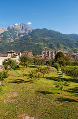 Aosta, Valle d'Aosta, Italia: vista delle rovine dell'Anfiteatro romano, datato dagli archeologi...