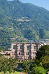 Fototapeta na wymiar Aosta, Valle d'Aosta, Italia: vista delle rovine dell'Anfiteatro romano, datato dagli archeologi intorno al I secolo avanti Cristo, il 29 luglio 2016
