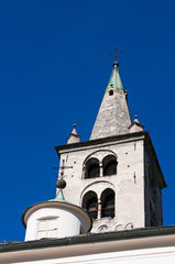 Aosta, Valle d'Aosta, Italia: vista della torre dell'orologio della cattedrale di Santa Maria Assunta e San Giovanni Battista il 29 luglio 2016