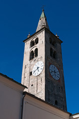 Fototapeta na wymiar Aosta, Valle d'Aosta, Italia: vista della torre dell'orologio della cattedrale di Santa Maria Assunta e San Giovanni Battista il 29 luglio 2016
