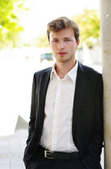 junger Mann im Anzug