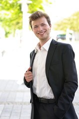 junger Mann im Anzug