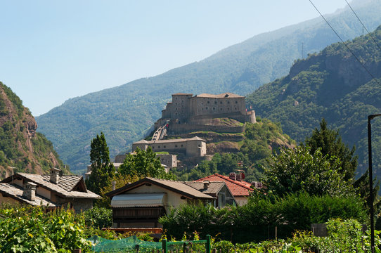 Bard: vista del Forte di Bard il 29 luglio 2016. Il Forte fu costruito nel XIX secolo da Casa Savoia e usato nel 2015 come set per il film Avengers Age of Ultron