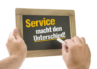 Hand schreibt Service macht den Unterschied! auf Tafel