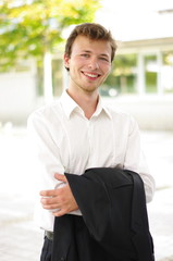 junger Mann im Business-Outfit