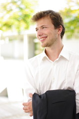 junger Mann im Business-Outfit