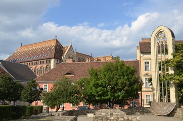 Vestige de l'église Marie Madeleine et Archives nationales, Budapest