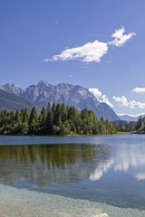 Karwendelgebirge mit Isarstausee