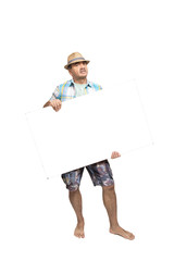     Мужчина в шортах в шляпе, босой держит в руках белый плакат на белом фоне.    