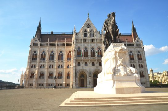 Statue de Andrassy devant le parlement national Hongrois &agrave; Budapest