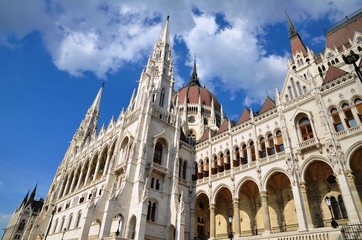 Fototapeta na wymiar Façade, tours et dôme du parlement national Hongrois à Budapest