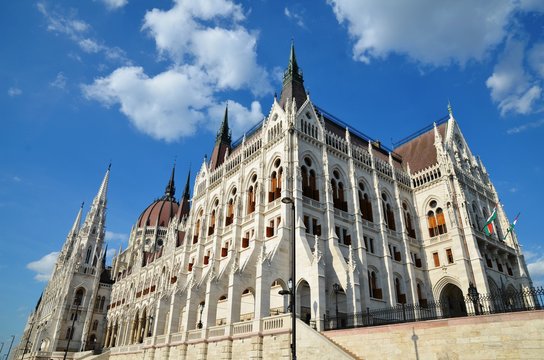 Fa&ccedil;ades et drapeaux hongrois, Parlement sur le Danube, Budapest
