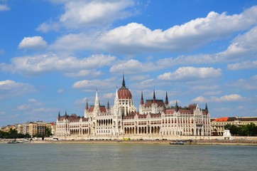 Obraz premium Le parlement hongrois sous le ciel bleu et Danube, Budapest