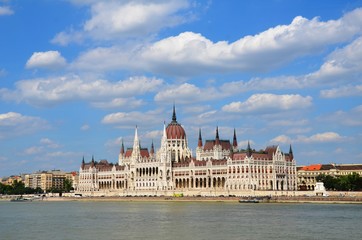 Fototapeta na wymiar Le parlement hongrois sous le ciel bleu et Danube, Budapest
