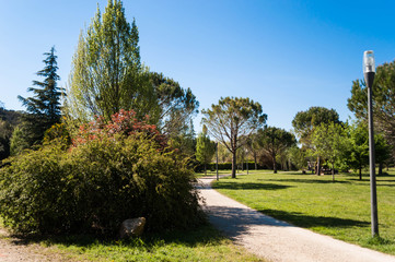 Aire de promenade et plan d'eau.