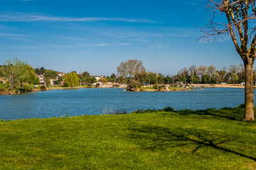 Aire de promenade et plan d'eau.