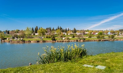 Aire de promenade et plan d'eau.