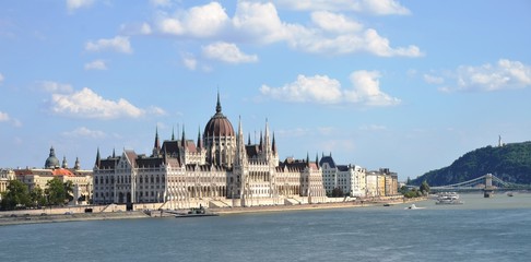 Fototapeta na wymiar Le parlement Hongrois depuis le pont Marguerite