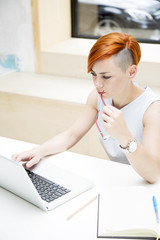 Obraz premium Young woman working on laptop