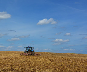 Naklejka premium Tracteur entrain de labourer