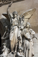 Statue de l'ange musicien à l'opéra Garnier à Paris, France