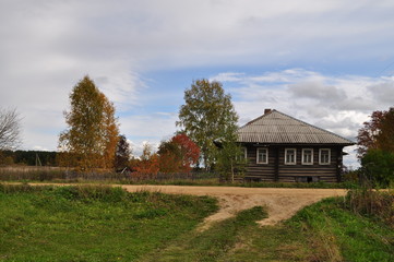 Деревянный дом в старой деревне