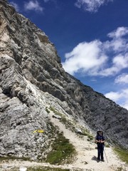 Fototapeta premium Bergwanderer im felsigen Hochgebirge