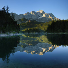 Morgenlicht am Eibsee, hinten das Wettersteinmassiv mit der Zugspitze, perfekte Spiegelung,...