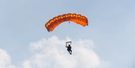 Crédence de cuisine en verre imprimé Sports aériens parachutist in the sky