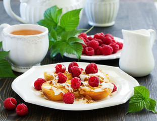 Fried grilled peaches with raspberries and cream.