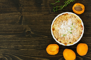 crumble with apricot and cinnamon.