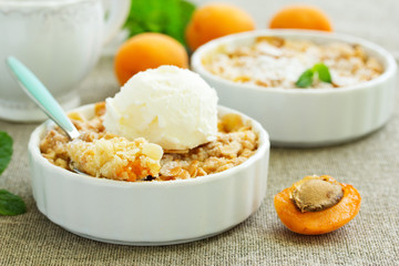 crumble with apricot and cinnamon.