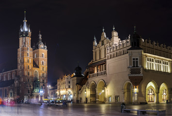 Fototapeta na wymiar St. Mary's Basilica and Market Square at night, Old Town, Krakow