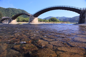 清流とアーチ橋