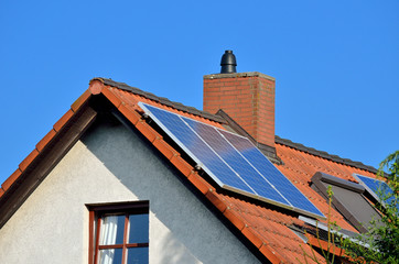 Hausdach mit Solarmodulen