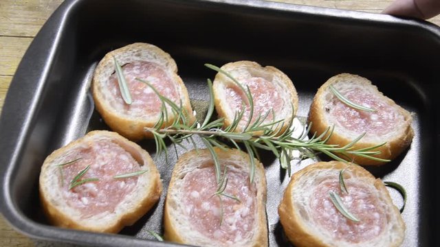 X&uacute;c x&iacute;ch trong lớp vỏ b&aacute;nh m&igrave; Երշիկ Հացի ընդերքը Salsiccia in crosta di pane Sausage in bread crust Saucisse en cro&ucirc;te de pain Salchicha en la corteza del pan Wurst in brotkruste Musetto Cotechino 