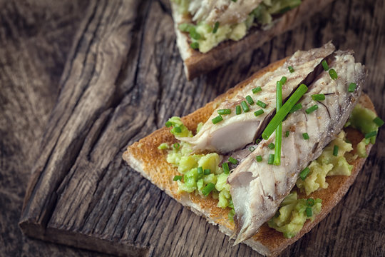 Sandwich with fish and avocado 