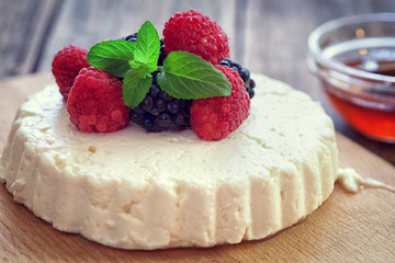 Cottage cheese with fresh berry fruit and mint 