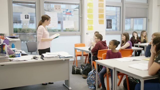 4K Teacher teaching pupils in school classs

