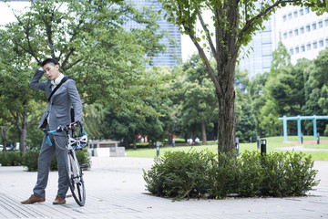 Naklejka premium Young businessman has been commuting by road bike