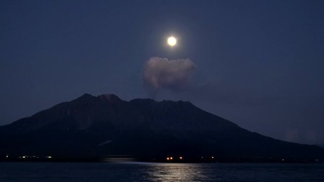 桜島から登る神無月と錦江湾の夜景