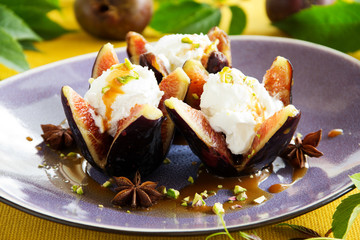 Baked figs with caramel and spices.