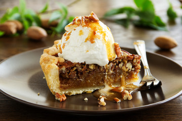 American classic cake with pecans and maple syrup.