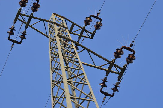 alter Strommast mit Isolatoren