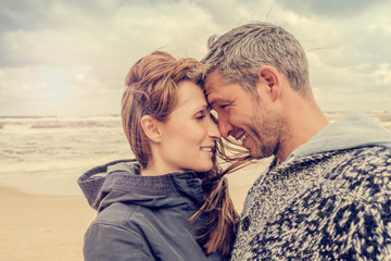 Paar am Strand im Herbst