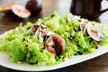 Salad with figs and brie cheese.