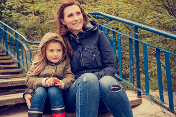 Mutter und Tochter beim Kuscheln