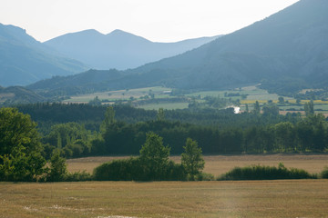 Fototapeta na wymiar paysage de montagne - Hautes Alpes